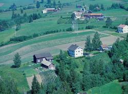 Flyfoto, Nordre Ål, Lillehammer med Sandvadet gård, nå adres