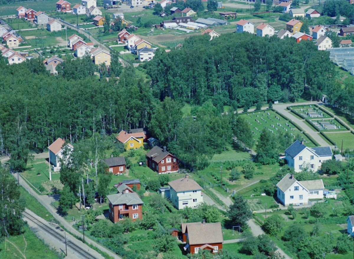 Flyfoto, Lillehammer Nordre Ål. Nederst er Dovrebanen. Nordre gravlund ligger midt i bildet med L'Oranges veg midt i bildet og Bjørkevegen langs jernbanen. Andreassen gartneri bak til høyre og helt bak Sylling gartneri