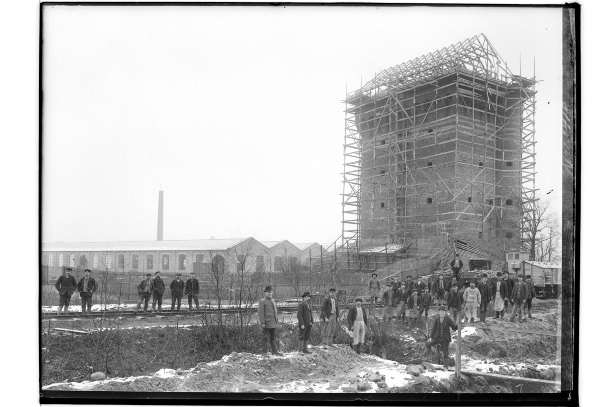 Central Verkstäderna (C.V.), Alnängarna.
C.V:s vattentorn under byggnad, byggnadsarbetare.