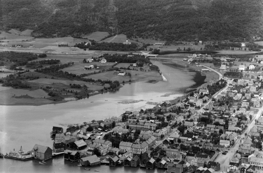 Oversiktsbilde av byen, Skjerva og Nervollan tatt fra Øyfjellet.