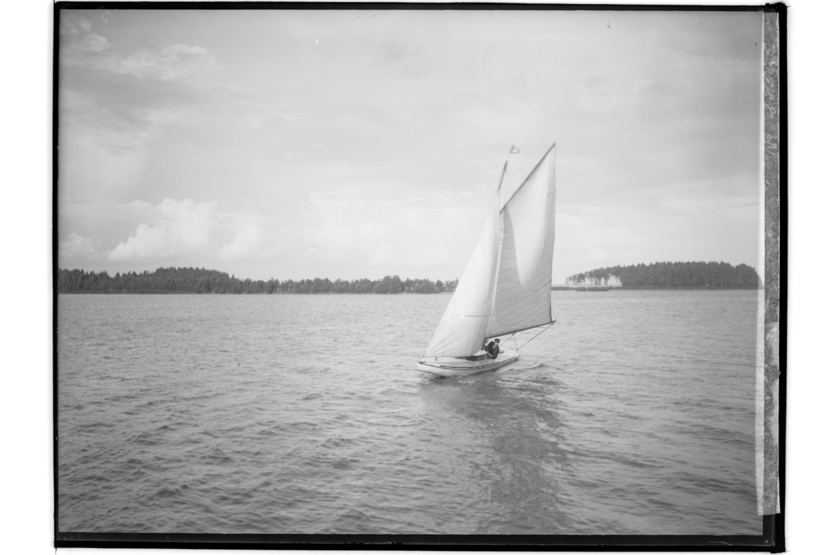 Segelsällskapets första segling i juni 1908 på Hjälmaren.
Segelbåt.