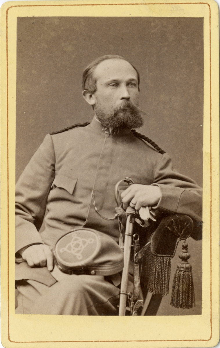 Porträtt av Arcadius Berglund, kapten vid Fortifikationen.
Se även bild AMA.0009663.