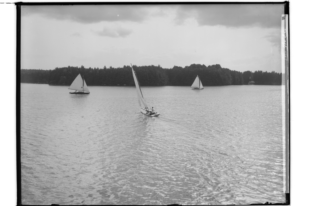 Segelsällskapet Hjälmaren.
Aronssons segelbåt Blå Ella och två andra segelbåtar.