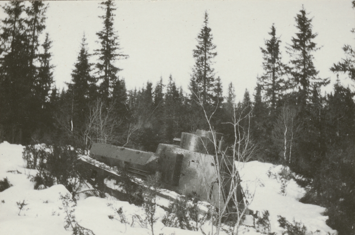 Stridsvagn m/1921 (eller m/1921-1929) körs upp till fjäll. Stridsvagnskursen vid Göta livgardes stridsvagnsbataljon övar i djupsnö vid Abisko.