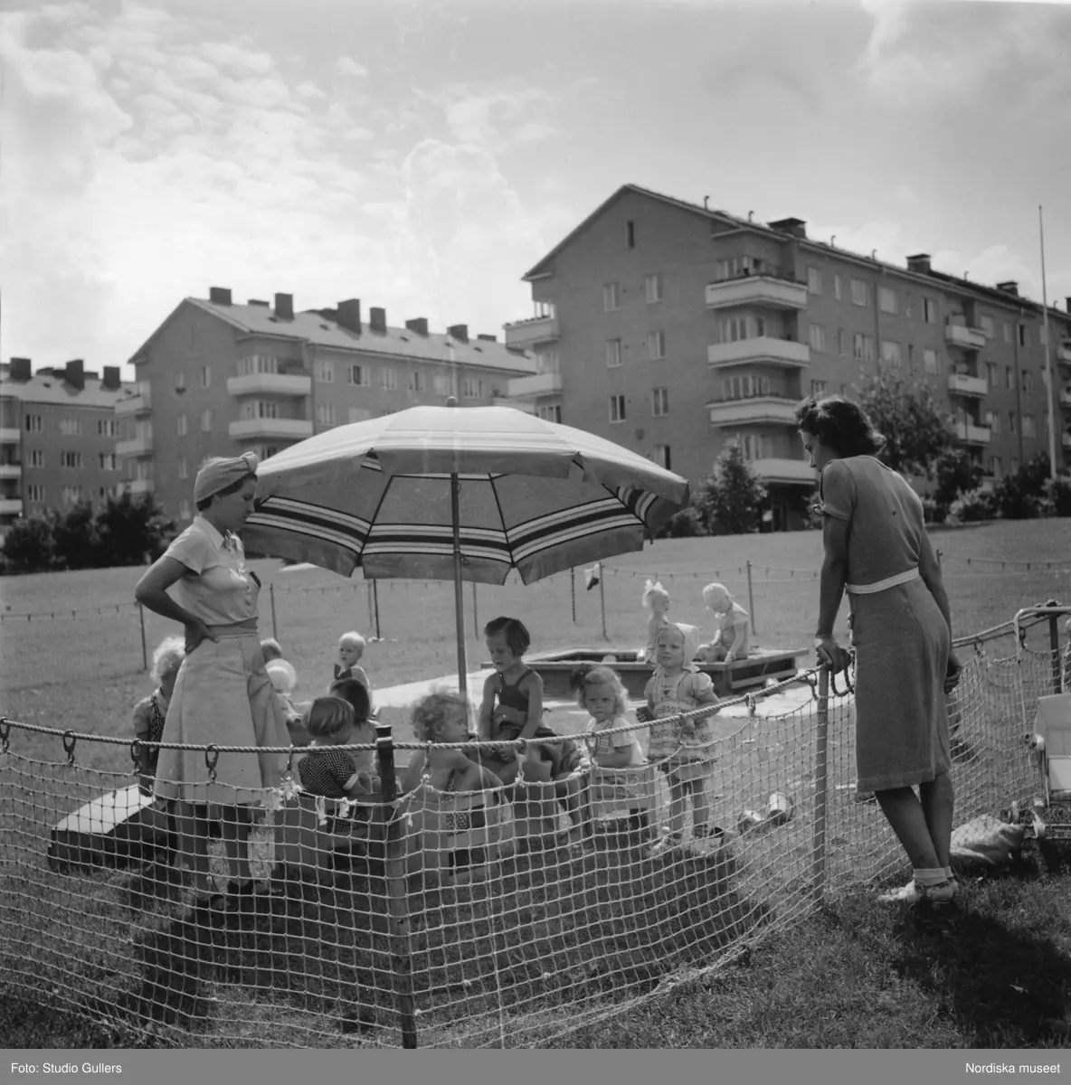 Lekplats i Fredh&auml;ll.