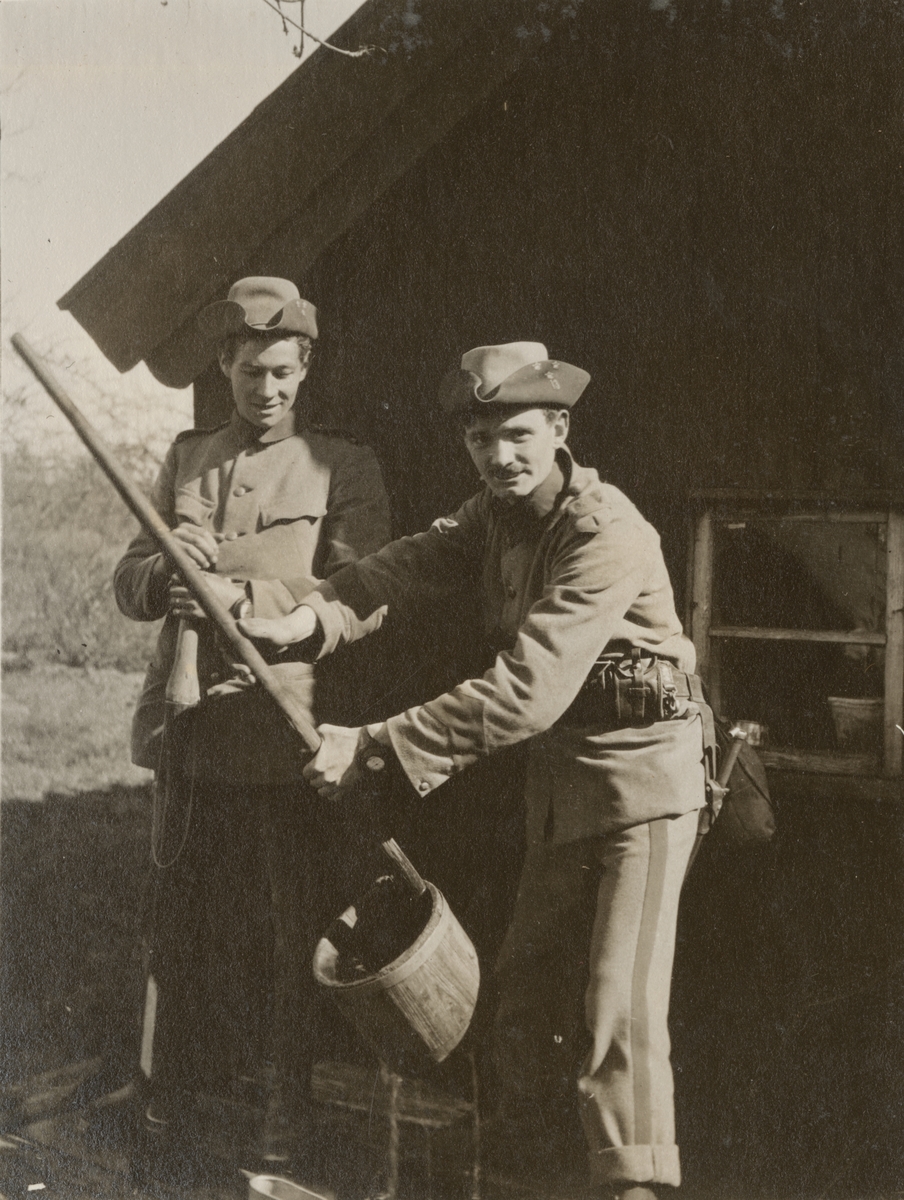 Två soldater från Göta livgarde I 2 hämtar vatten från en brunn.