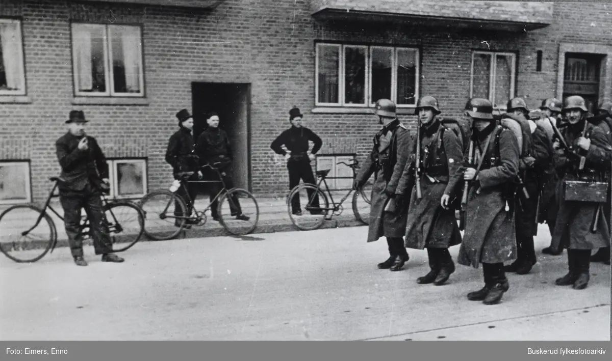Ålborg 9.april 1940.
Et kompani marsjerer mot flyplassen ved Nörre-Sundby som lå nord for Ålborg