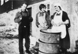 Flatbrødbaking på internatet på Refsnes i Tranøy.Ca. 1934. .
