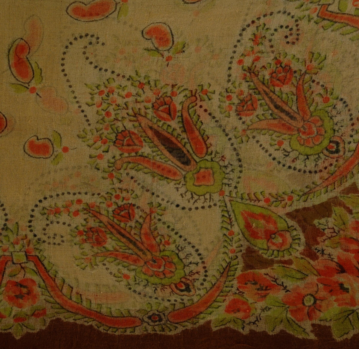 I ytterkant brunt, blomster innenfor i rødt med grønne blader på beige bunn. Fransk mønster.