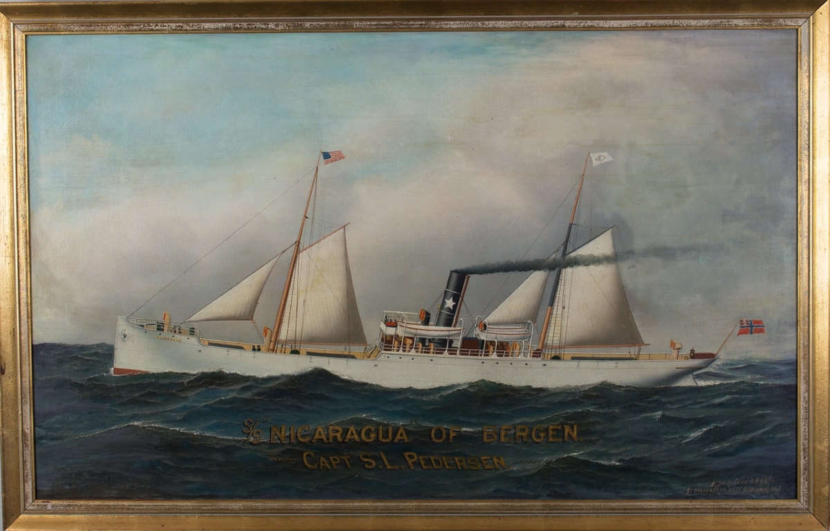 Skipsportrett av dampskipet NICARAGUA under fart med seilføring. Amerikansk flagg i fremre mast og norsk unionsflagg i akter. Skorsteinsmerke og rederiflagg til Adolph Halvorsens rederi (1889-1932).