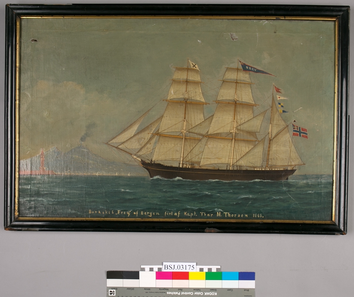 Skipsportrett  av barken FREY malt på kartong med nasjonalitetsmerke malt på skutesiden.
