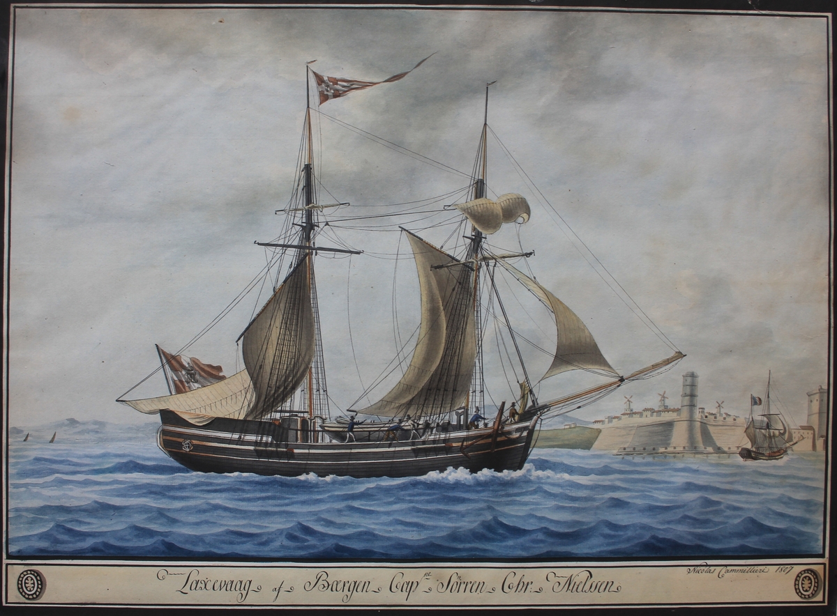 Skonnertbrigg LAXEVAAG under fulle seil. I bakgrunnen muligens den fransk havnen til Marseilles. Skipet fører dansk seil med kongelig monogram. Dette var påbudt for norsk-danske handelsskip i Middelhavsfart 1757-1865.