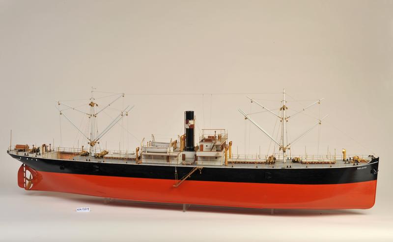 Skipsmodell av dampskipet D/S 'Troldfos', svart og rødt skrog, en skorsten.