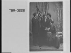 Gruppe portrett av kvinner og menn, Bestillers navn er Theod