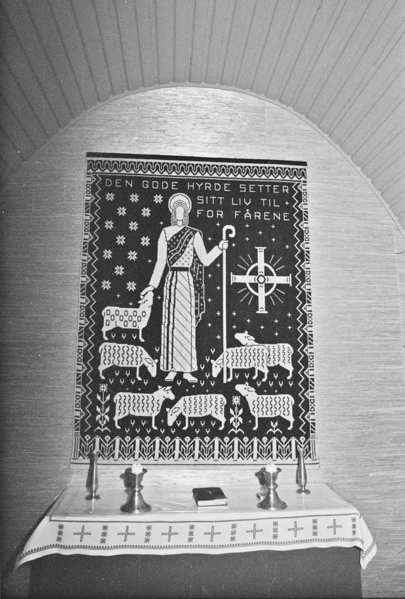 Bilder av Aurskog kapell (interiør og eksteriør). Aurskog kapell er gravkapellet ved Aurskog kirke. Kapellet ble oppført i 1964.