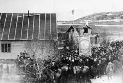 Første 1. mai-tog i Kirkenes, 1907. Fanen til Arbeiderforeni