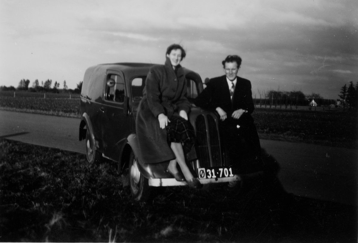 Par poserer foran bilen til Mathis Henriksen. Bilen er av det russiske merket Moskvitch og er en modell i 400-serien. Denne serien ble produsert mellom 1947-1956.