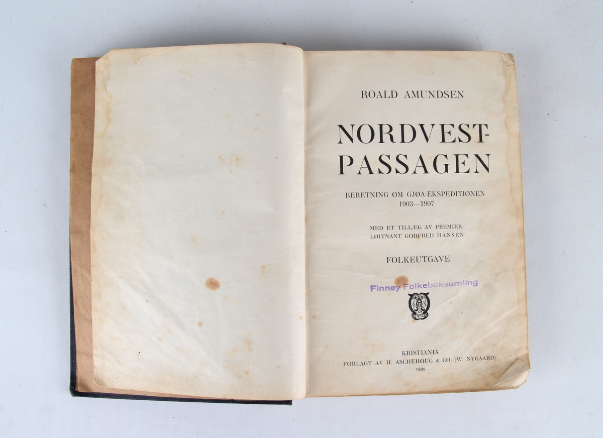 Amundsens beretning om Gjøa-ekspedisjonen. I boka ligger det et utlånskort.