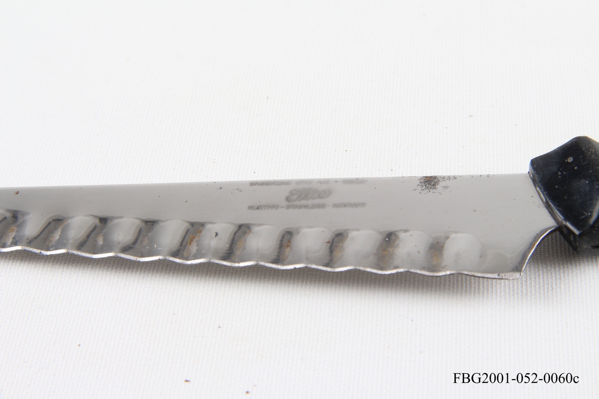 Ostekniv i rustfritt stål med riflet blad og skaft av plast.