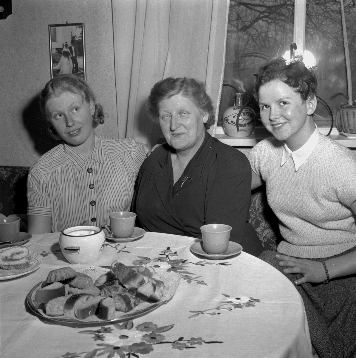 Pusselvinnande fru i Fellingsbro. Från vänster: Birgitta Svensson (f. Larsson), Alva Larsson.
23 januari 1956.
