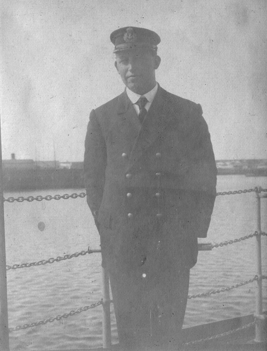 "På kanonbåten "Fridjof", Vardø sommeren, 1916. Løytnant Bjarne Sjong"