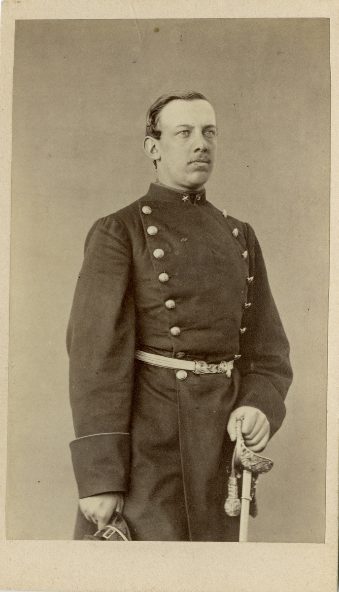 Porträtt av okänd underlöjtnant vid kavalleri.