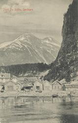 Prospektkort med motiv av ei naustrekke på Sylte i Valldal.