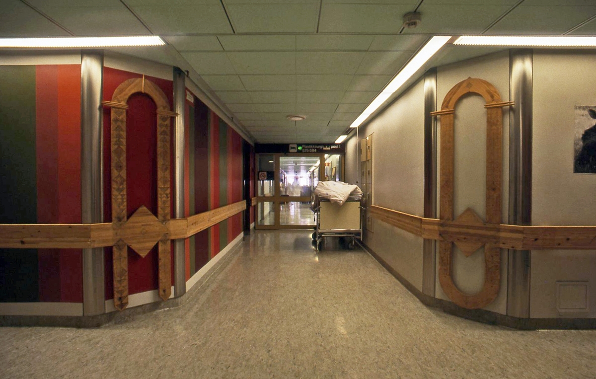 Utsmykkningen består av tre portaler plassert i hvert sitt hjørne i et korridorkryss, felt inn i veggvernet.