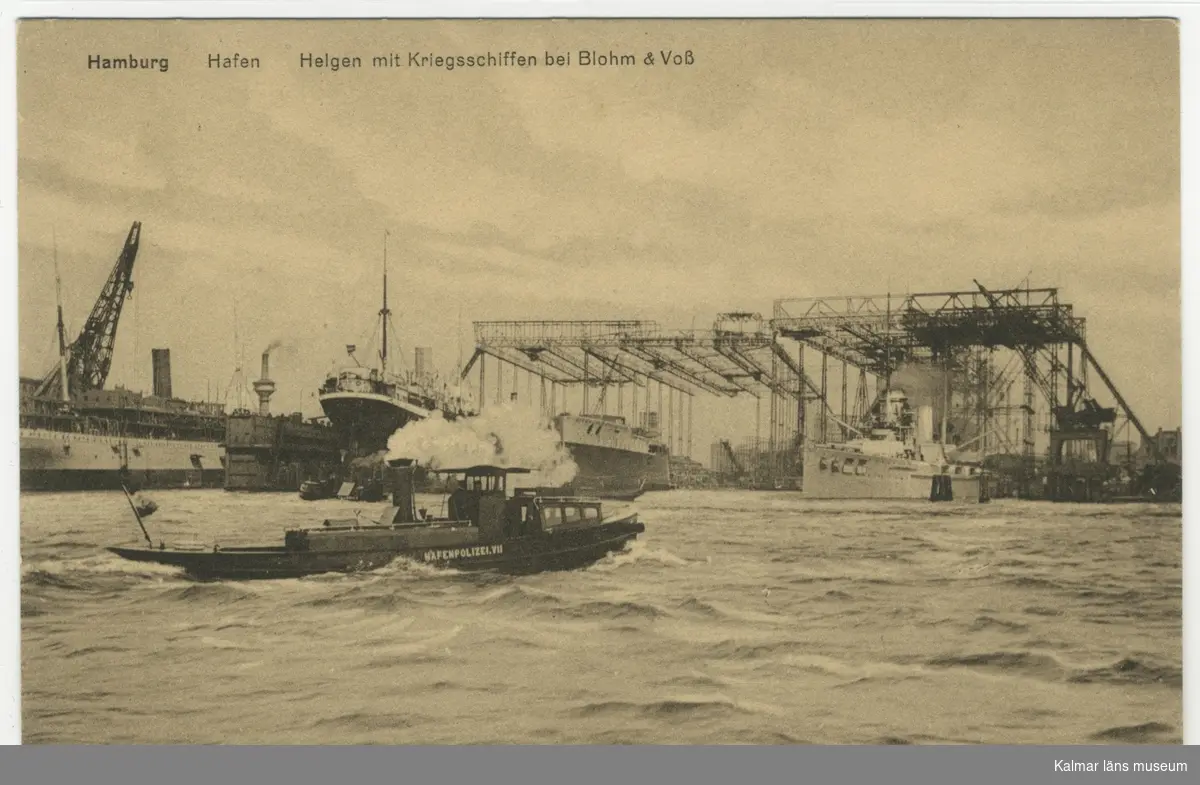 Hamburgs hamn med fartyg av olika slag, bland annat krigsfartyg.