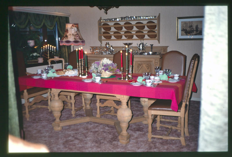 Privat foto av spisestuen i Villa Sandmo i 1980-årene. På dette tidspunkt var en bonderomantisk stil populær i mange hjem. Foto: MiA.
