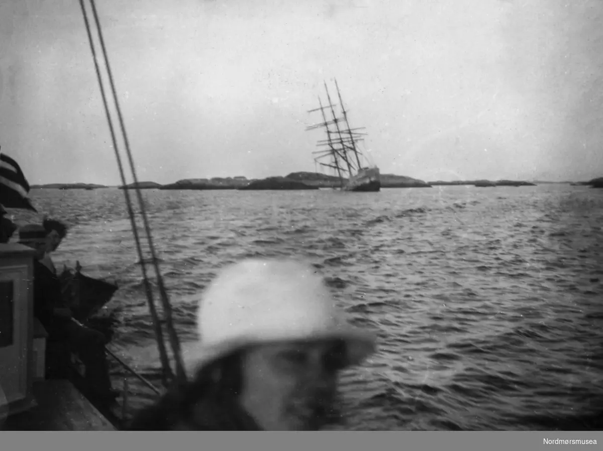 Seilskipet "Stella" som gikk ned ved Lyngværet på Smøla i november 1920. (Info: Kjell Fredly 2017),  forlis av ei seilskute. Fra et fotoalbum tilhørende Ellinor Williams-Phakdikun (1905-1963). Fra Nordmøre museums fotosamlinger.