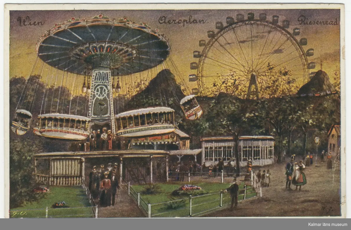 Nöjespark med karuseller och pariserhjul, bland träd och blommor. Människor, uppklädda, som flanerar och roar sig.