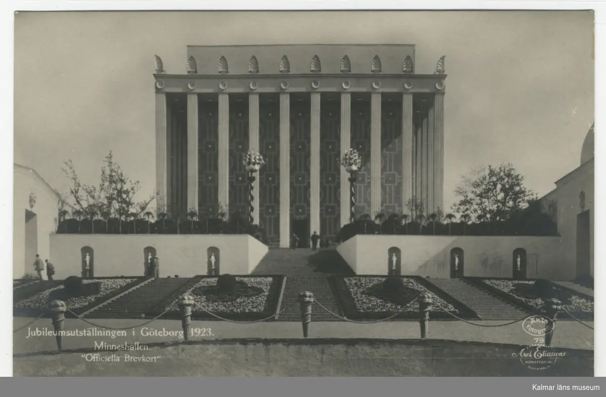 Central i motivet, Minneshallen vid Jubileumsutställningen i Göteborg 1923. Framför byggnaden arrangerade planteringar.