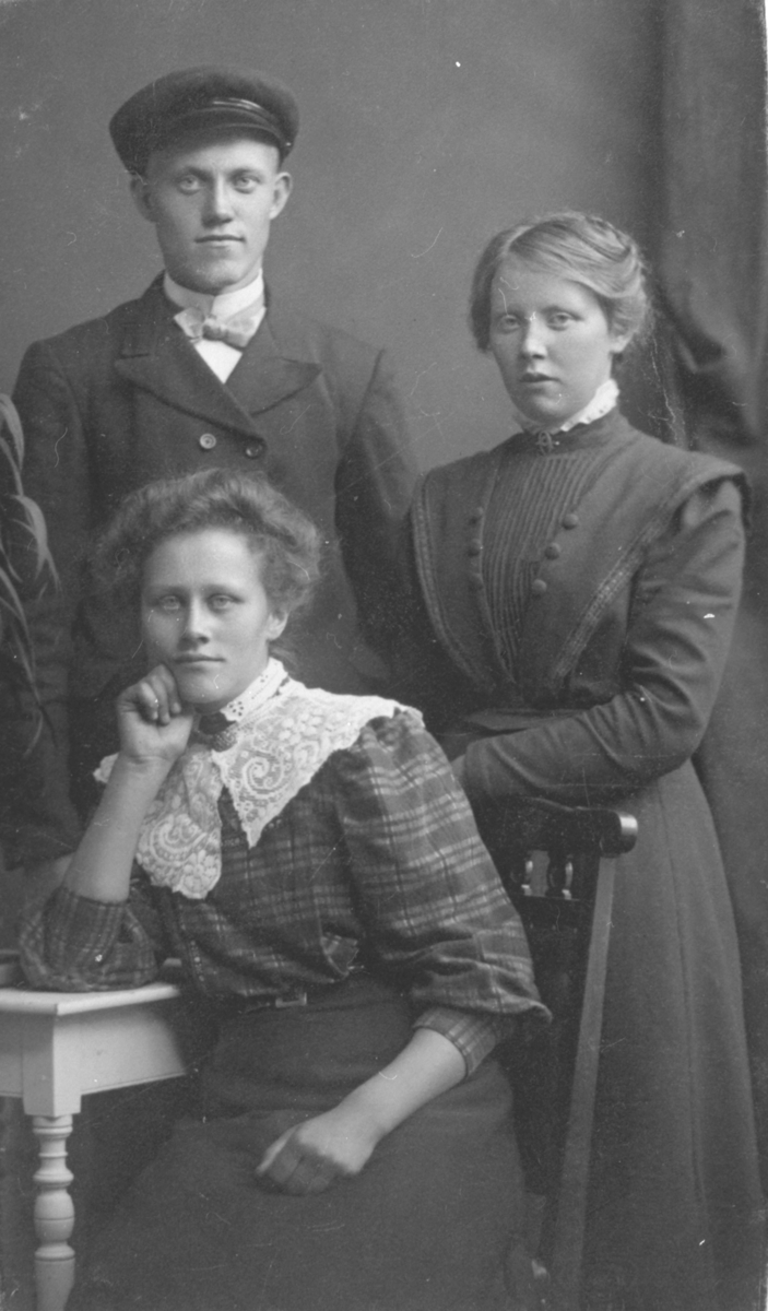 Portrett av to damer og en mann. 1912.