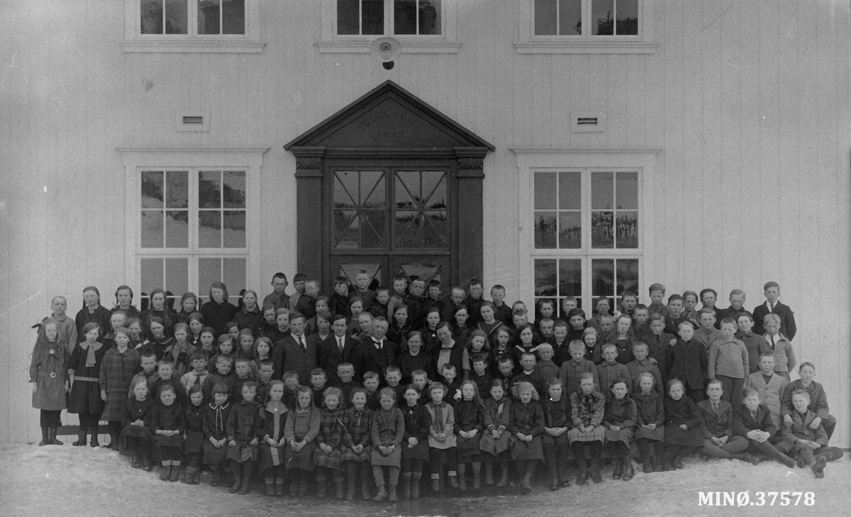 Lærere og elever ved Tolga barneskole og framhaldsskole  1926. Navneliste finnes på Ramsmoen, Tynset.