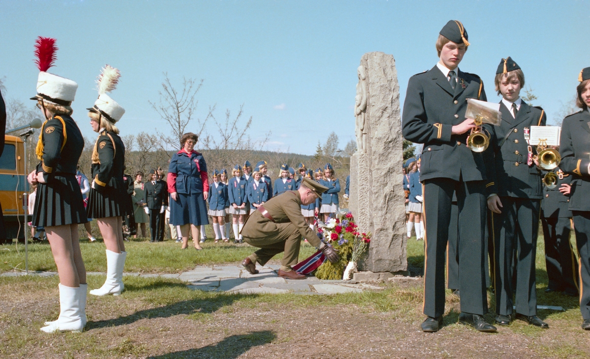 17.mai tog og feiring, Sagdalen Skole, Strømmen, samt kransnedleggelse ved minnesmerke over falne fra Skedsmo, nord for Strømmen kirke , reportasjebilder