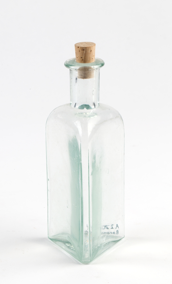 Lys grønn trekantet glassflaske med hals. (Arsenikkflaske)
