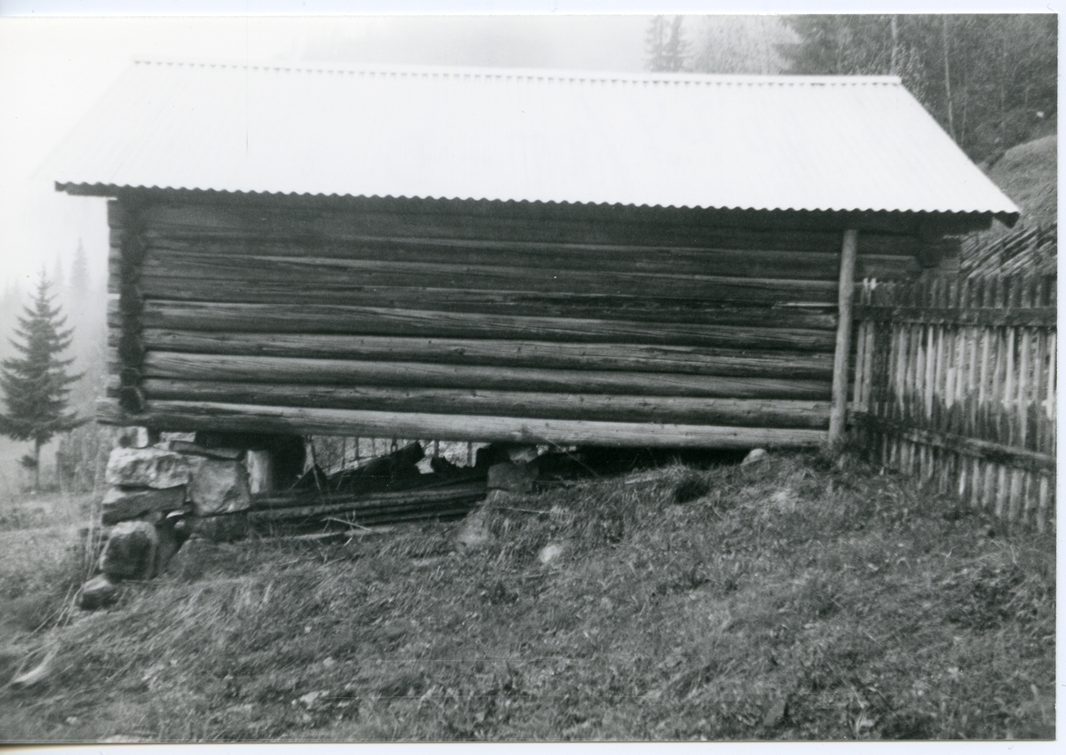 Uthus i tømmer på Milevatnet, Leiskogen, Sør-Aurdal.