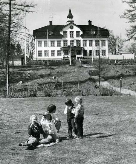 På Voxnabruks herrgård i Hälsingland, som Harald Skora arrenderade från 1966 och köpte 1972, grundade han Dr Skoras vaxkabinett i vilken han visade sina egenhändigt skulpterade vaxdockor. Här leker några barn på en gräsplan nedanför herrgården.