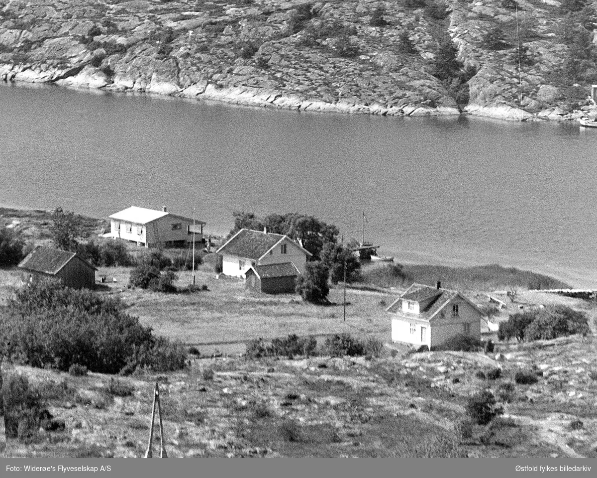 Flyfoto av gårdene på Rød, Asmaløy, Hvaler, 21. juli 1957.