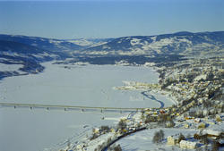 Lillehammer, søndre bydel. Suttestad gård i nedre, høyre bil