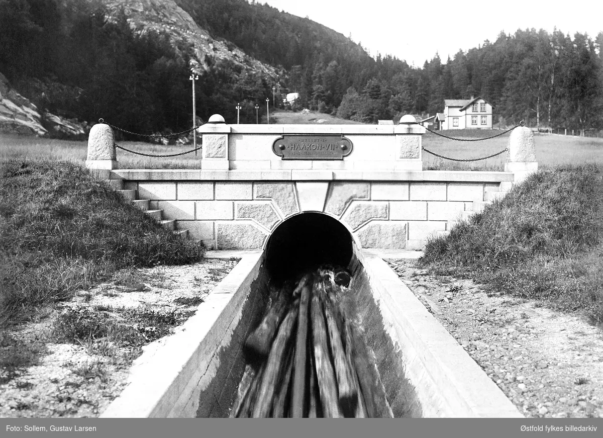 Tømmertunnelen, Eidet i Tune, etter 1909.
Det er grunn til å tro at bildet er tatt senere enn 1909, snarere nærmere 1920. Årsaken til denne antagelsen er at Østfold fylkes billedarkiv har et foto av portalen (ennå ikke registrert) hvor det ikke er gress og torv rundt trappene eller på bakken foran, men i stedet bare kultet stein. Dette bildet må være tatt nærmere ferdigstillelsen av tunnelen, ca. 1909.