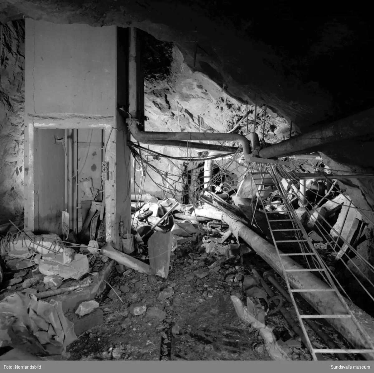 En kraftig bensingasexplosion inträffade i slutet av mars 1957 i bergrumsanläggningen vid Vindskärsvarv. Första bilden visar kontoret som totalförstördes. Föreståndare Paul Boström som befann sig i byggnaden lyckades rädda sig ut genom fönstret. Räddningsmanskapets jobb var riskfyllt och man befarade länge att en ännu större katastrof skulle kunna inträffa på grund av läckande bensin och bensingaser.