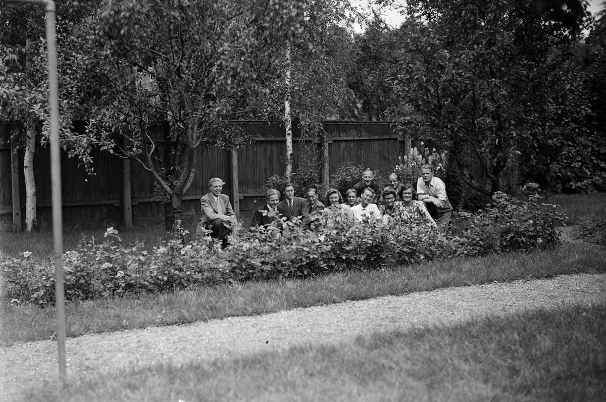 Nordisk transport. 12 ungdomar sittande bakom en blomrabatt. Längst till vänster: Carl Axel Åkerman.