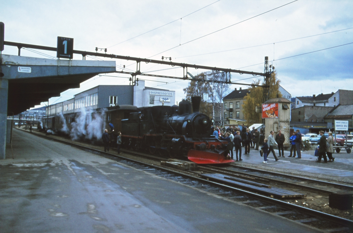 Veterantog til Krøderen trukket av damplok 21b nr. 252 på Drammen stasjon .