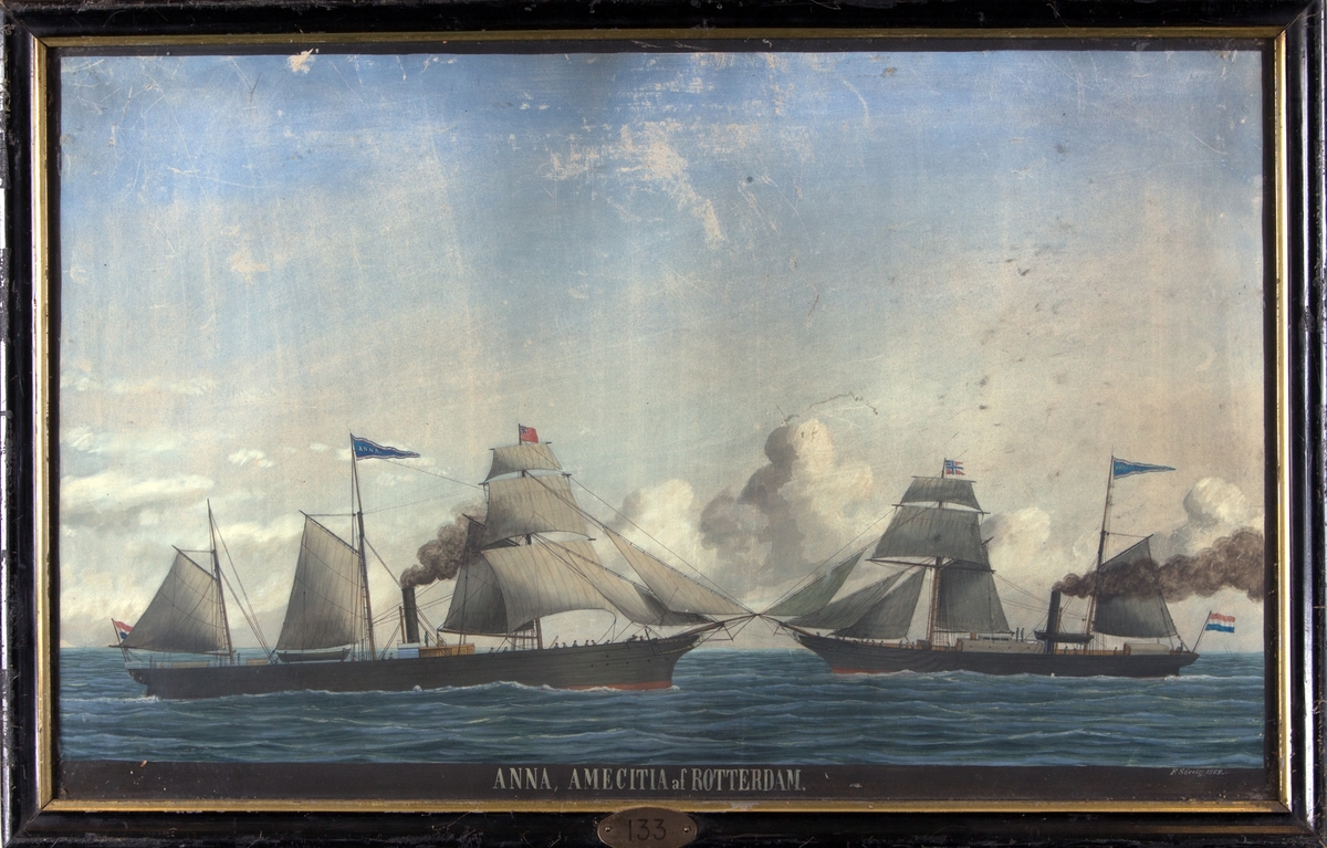 Skipsportrett av DS ANNA og DS AMICITIA under fart med seilføring. ANNA fører det engelske flagg på fortoppen og AMICITIA fører det norske flagg på fortoppen. Begge skip fører det nederlandske flagg akter.
