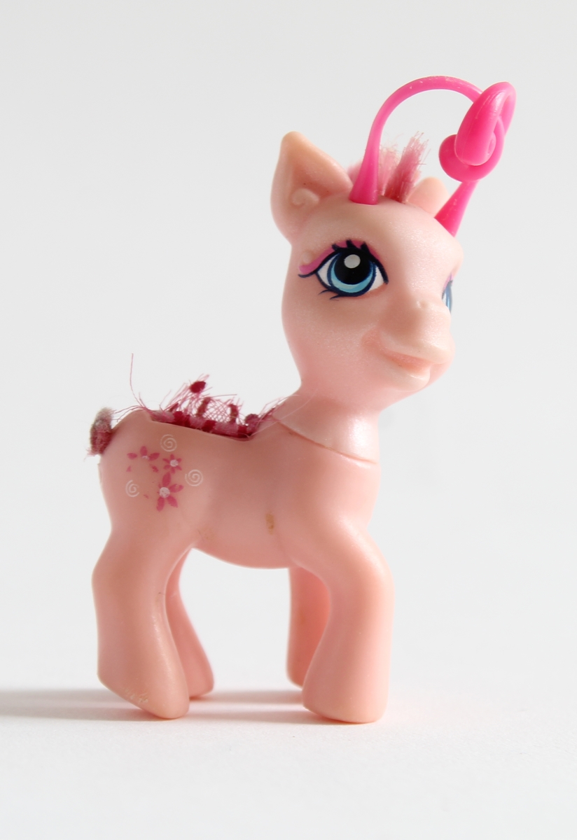 Tilhørt jente (f. 2001) i Sør-Odal. 

To "My Little Pony" i miniatyr Den ene har lyserosa kropp, manen er klippet av. Den andre har lyselilla kropp med rosa man og hale.