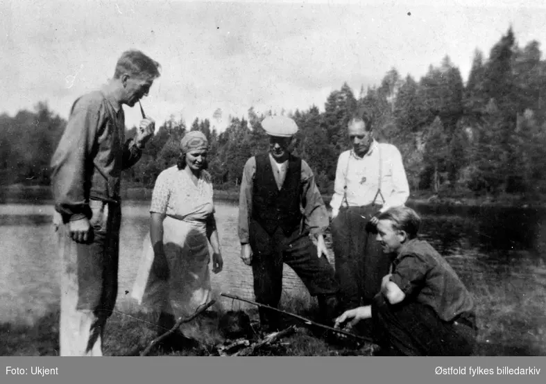 På tyttebærplukking i Rømskog 1947. Rast med koking av kaffi over bålet. 
Erling, Gudrun, Ole, Anton og Arne (etternavn ukjent).
Er eier av bildet , Arne Bergli, med på bildet?