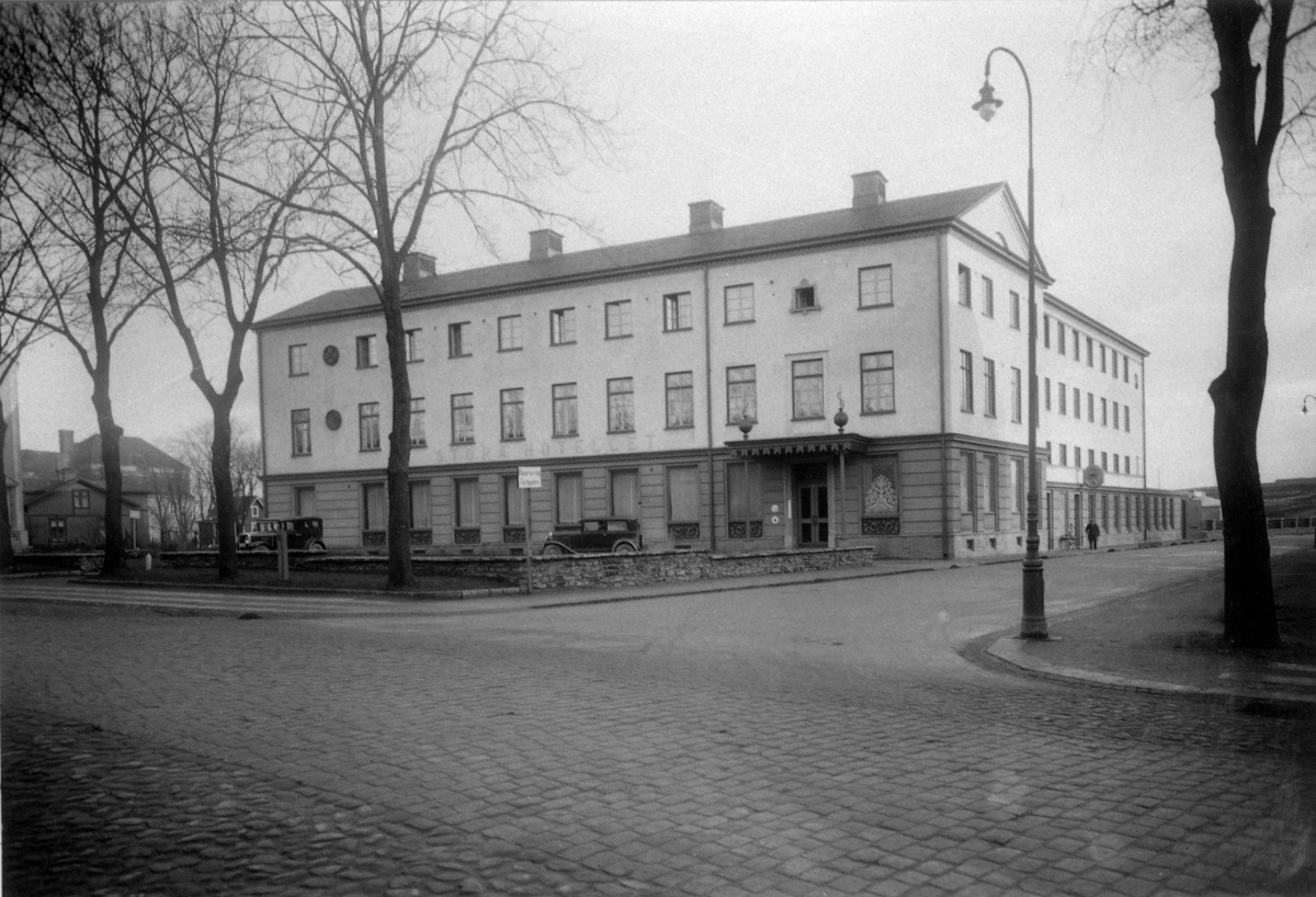 Kv. Midgård, S:t Olofsgatan 26. Stora Hotellet, Falköping. Den 29 maj 1923 motionerades om uppförandet av ett tidsenligt hotell i staden. Ritningar utarbetades av arkitekterna Båld, Borås och Ture Svanberg, Göteborg. Den 12 mars 1928 konstituerades hotellaktiebolaget Midgård och den 1 nov. 1929 stod Stora Hotellet färdigt. Det hade då dragit en kostnad av 640 000 kr. År 1967 genomfördes en omfattande om- och tillbyggnad. Ovanstående foto är från omkring 1935, i varje fall före tillbyggnaden för posten år 1939.
