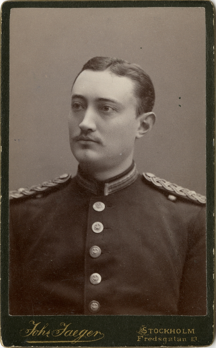 Porträtt av Axel Walter Hugo Hamilton, underlöjtnant vid Västgöta regemente I 6.

Se även bild AMA.0007487 och AMA.0007493.